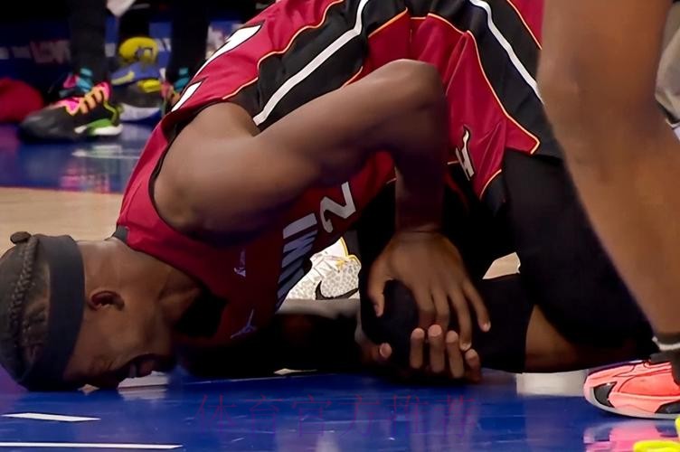 巴特勒受伤时还跟希尔德笑骂：闭上你的臭嘴！唉我的膝盖……